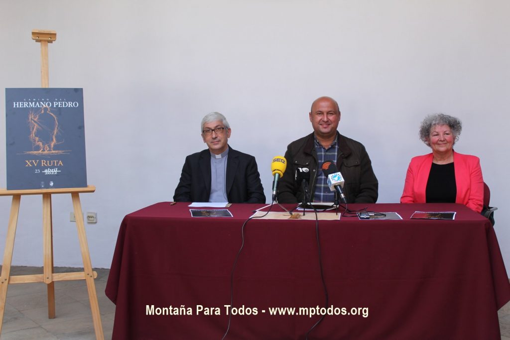 (De izq. a dcha.) Párroco del espacio religioso de la cueva, Valentín González;  los alcaldes de Granadilla de Abona y Vilaflor de Chasna, José Domingo Regalado y Agustina Beltrán, respectivamente