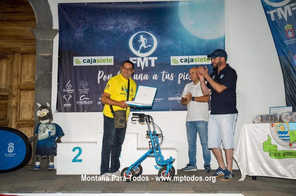 Entrega de placa conmemorativa