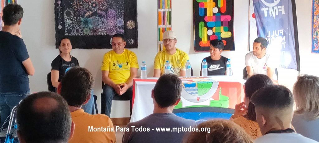 Mesa de participantes con discapacidad durante la charla de deporte inclusivo