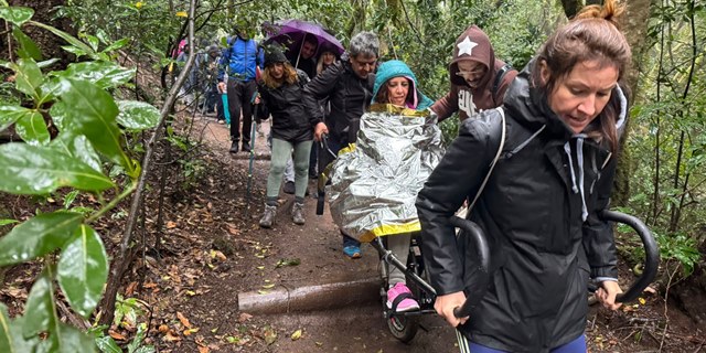 Bajando unos escalones con Joëlette en la ruta Cruz del Carmen - Hija Cambada
