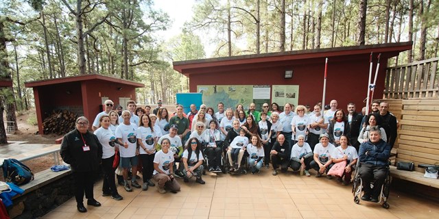 Foto de grupo de las II Jornadas prácticas de senderismo adaptado e inclusivo