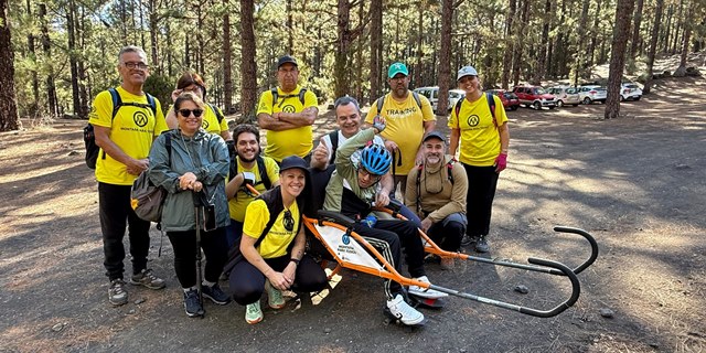 Foto de grupo participantes sendero Área Recreativa Arenas Negras