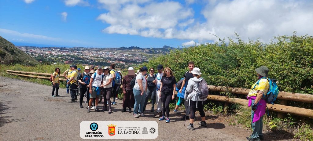 Grupo y el municipio de La Laguna al fondo